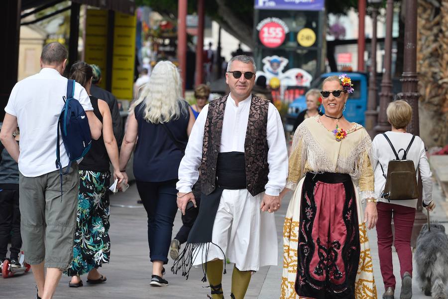 Los trajes regionales inundan el centro de la ciudad, aprovechando la tradicional y tempranera misa huertana