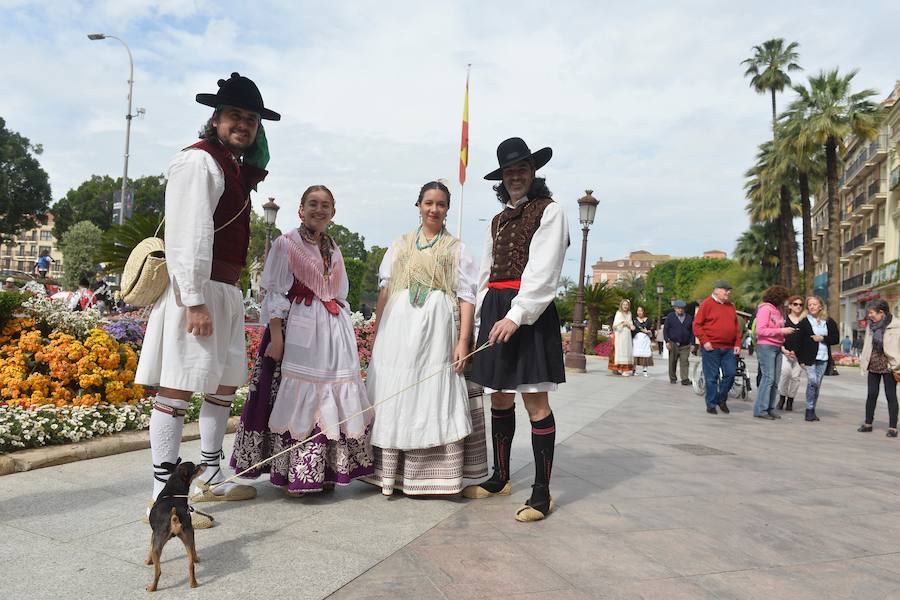 Los trajes regionales inundan el centro de la ciudad, aprovechando la tradicional y tempranera misa huertana