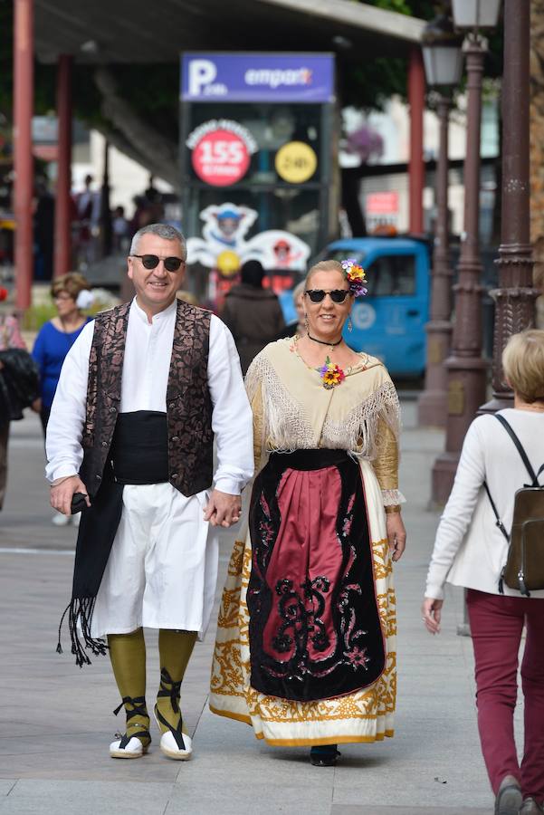 Los trajes regionales inundan el centro de la ciudad, aprovechando la tradicional y tempranera misa huertana