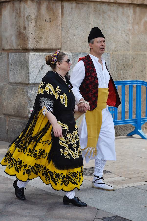 Los trajes regionales inundan el centro de la ciudad, aprovechando la tradicional y tempranera misa huertana