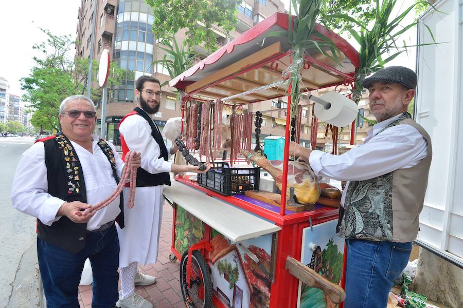 Los trajes regionales inundan el centro de la ciudad, aprovechando la tradicional y tempranera misa huertana