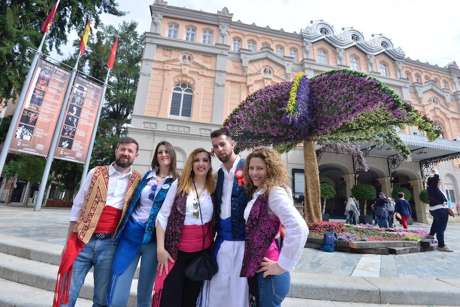 Los trajes regionales inundan el centro de la ciudad, aprovechando la tradicional y tempranera misa huertana