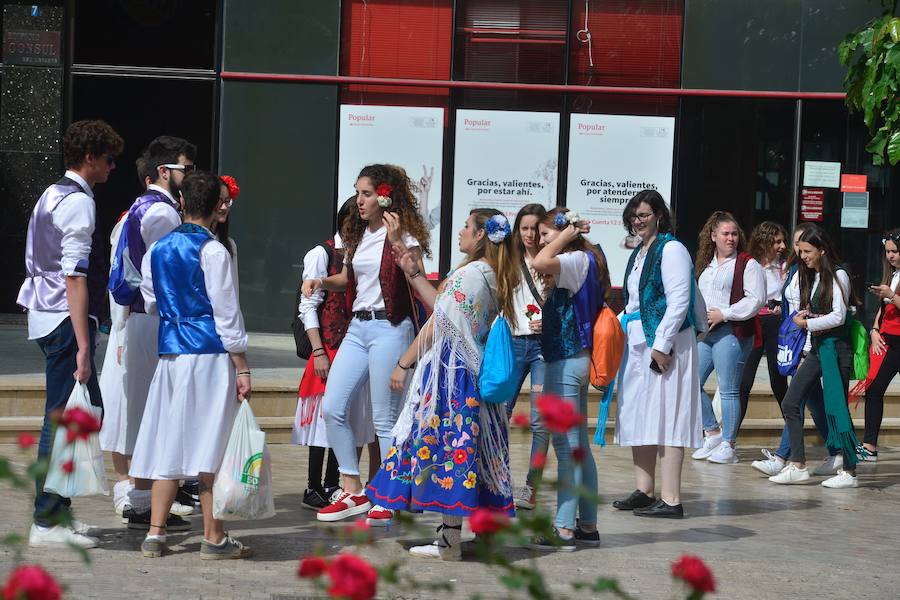 Los trajes regionales inundan el centro de la ciudad, aprovechando la tradicional y tempranera misa huertana