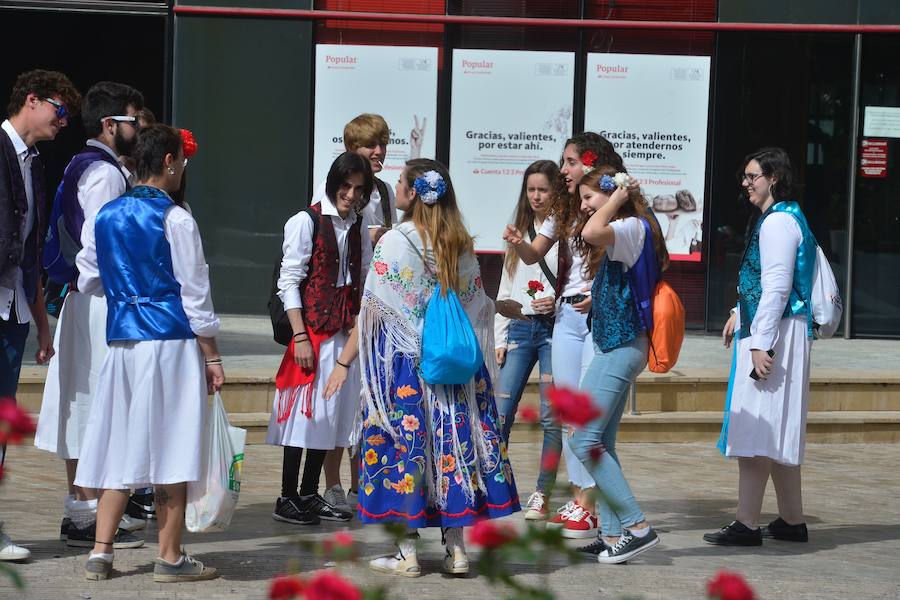 Los trajes regionales inundan el centro de la ciudad, aprovechando la tradicional y tempranera misa huertana