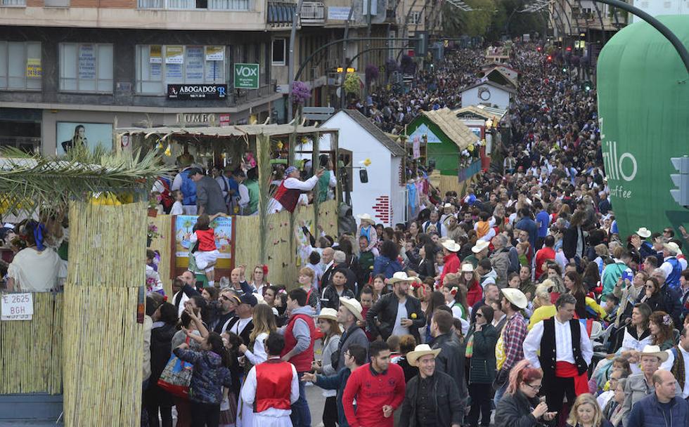Las precipitaciones no impideron un multitudinario desfile del Bando de la Huerta. 