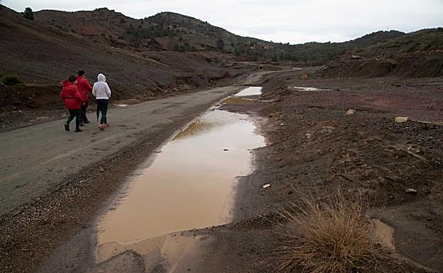 Vecinos de Llano del Beal, entre restos mineros, ayer. 