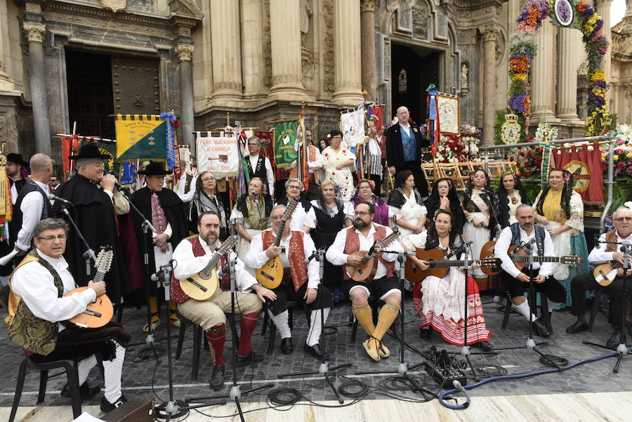 Los huertanos abarrotan la plaza belluga en su tradicional cita matinal con la Patrona de Murcia, que recorrió posteriormente en procesión las principales calles del centro urbano