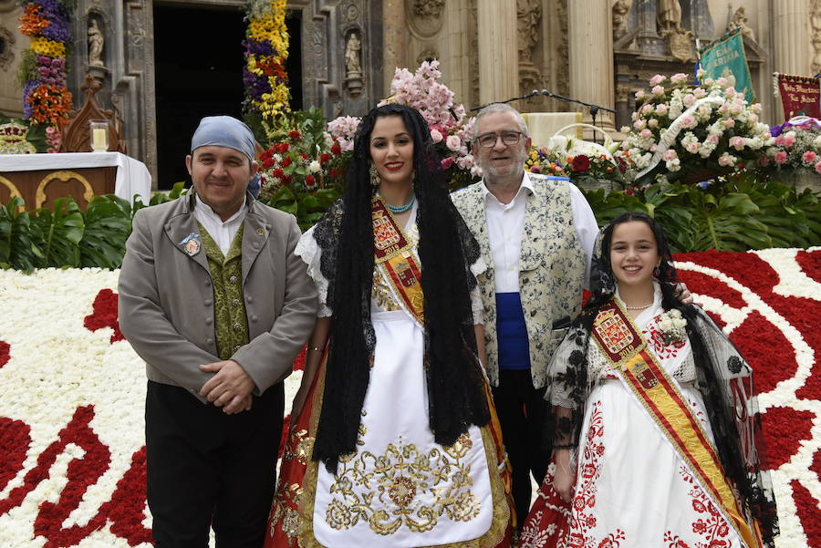 Los huertanos abarrotan la plaza belluga en su tradicional cita matinal con la Patrona de Murcia, que recorrió posteriormente en procesión las principales calles del centro urbano