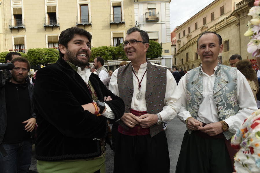 Los huertanos abarrotan la plaza belluga en su tradicional cita matinal con la Patrona de Murcia, que recorrió posteriormente en procesión las principales calles del centro urbano