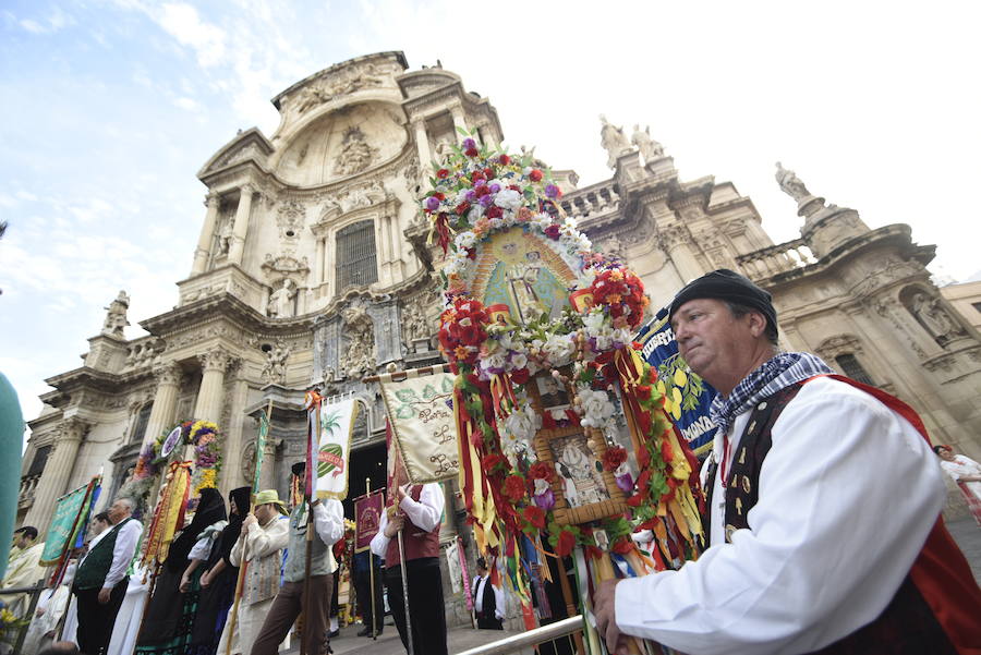 Los huertanos abarrotan la plaza belluga en su tradicional cita matinal con la Patrona de Murcia, que recorrió posteriormente en procesión las principales calles del centro urbano