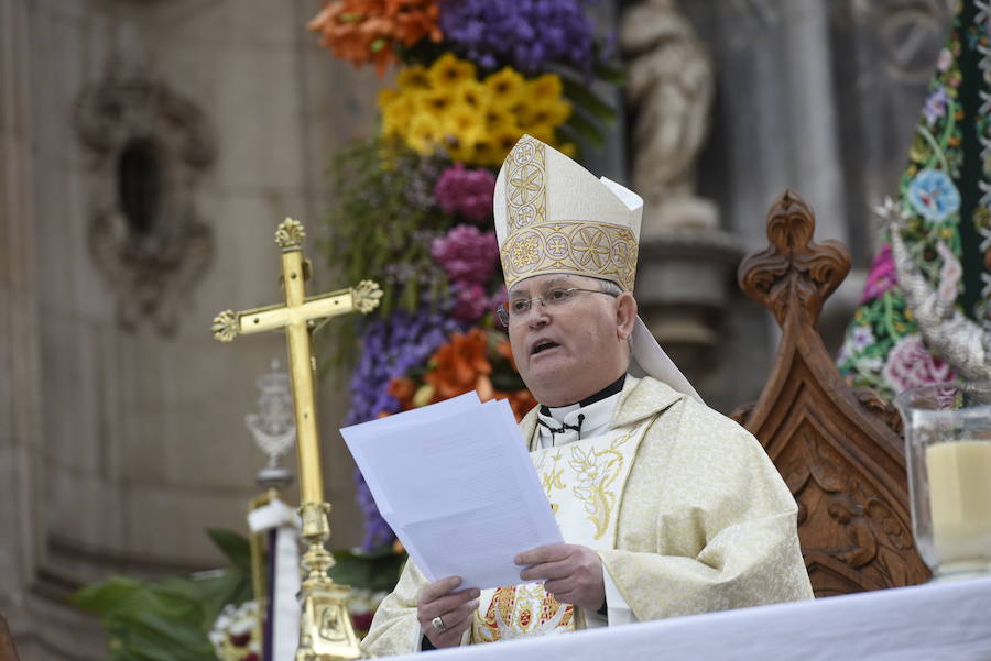 Los huertanos abarrotan la plaza belluga en su tradicional cita matinal con la Patrona de Murcia, que recorrió posteriormente en procesión las principales calles del centro urbano