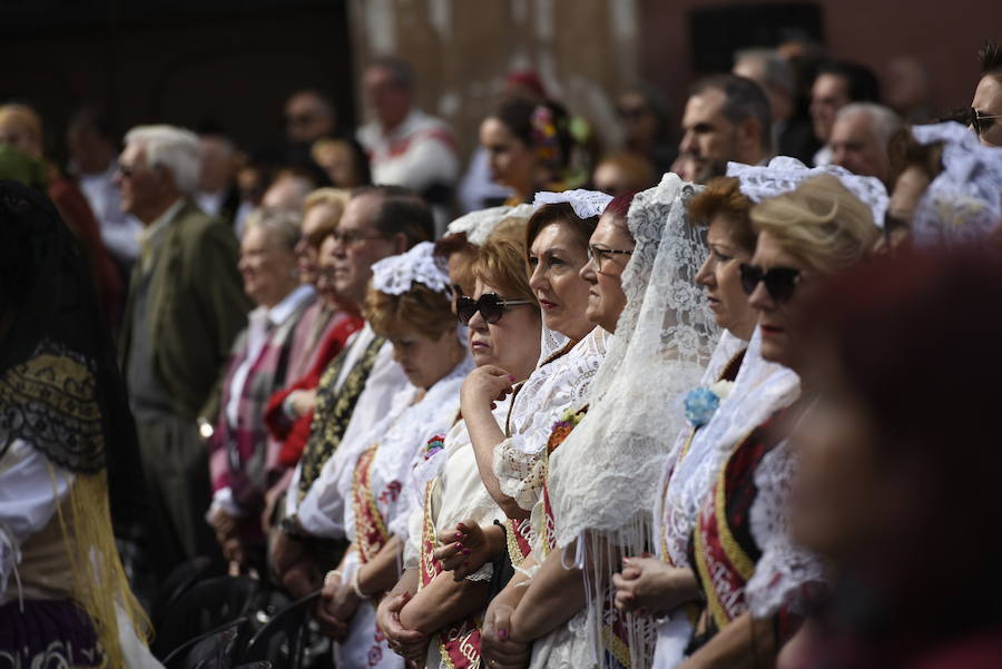 Los huertanos abarrotan la plaza belluga en su tradicional cita matinal con la Patrona de Murcia, que recorrió posteriormente en procesión las principales calles del centro urbano