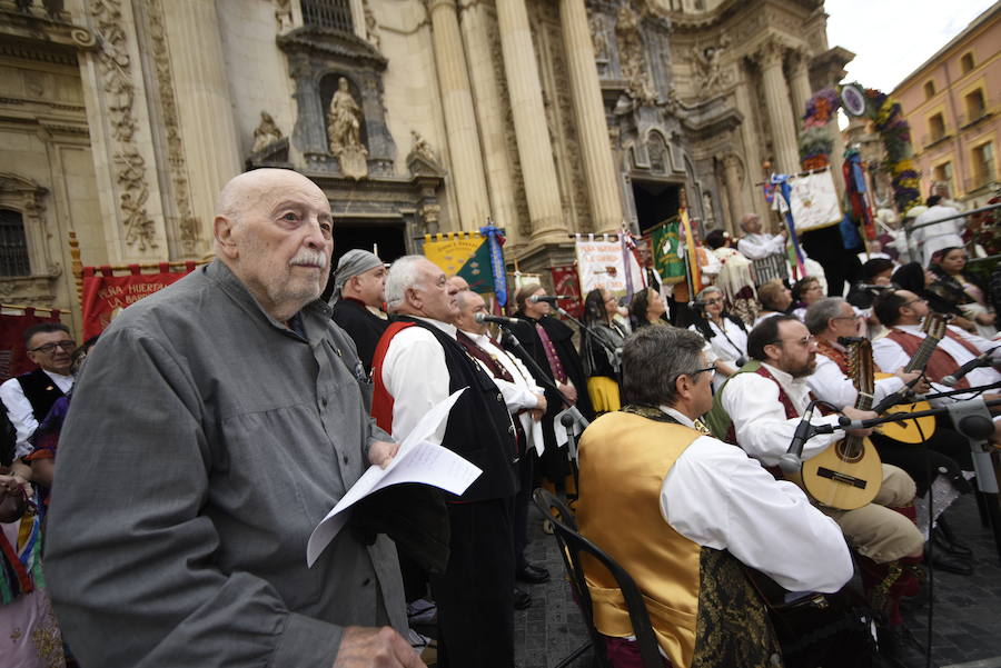 Los huertanos abarrotan la plaza belluga en su tradicional cita matinal con la Patrona de Murcia, que recorrió posteriormente en procesión las principales calles del centro urbano