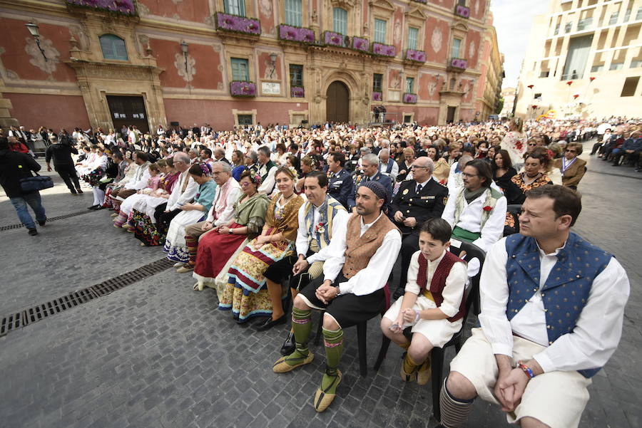 Los huertanos abarrotan la plaza belluga en su tradicional cita matinal con la Patrona de Murcia, que recorrió posteriormente en procesión las principales calles del centro urbano