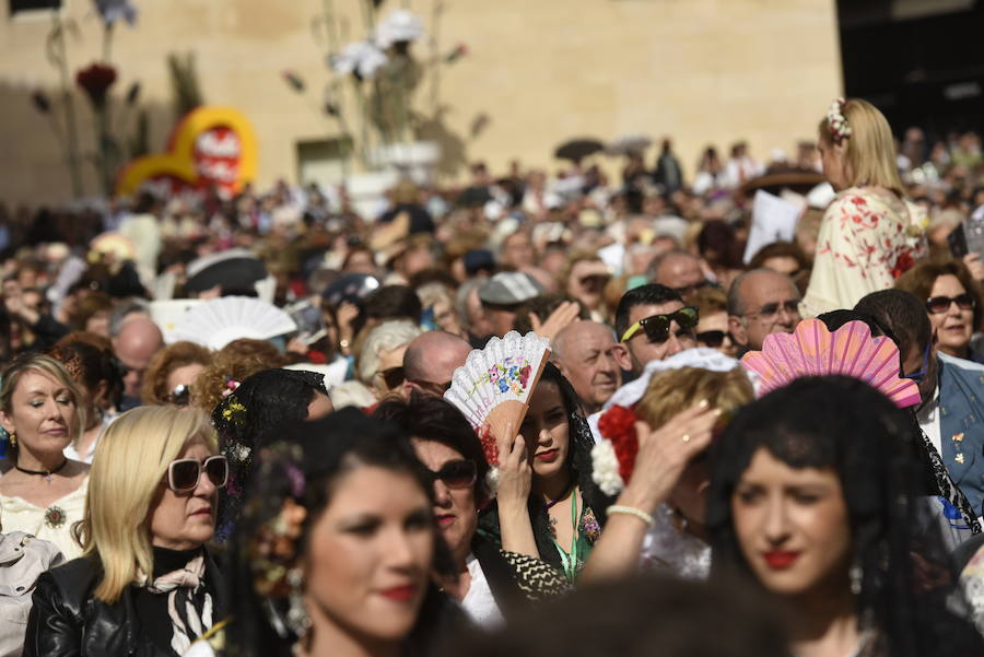 Los huertanos abarrotan la plaza belluga en su tradicional cita matinal con la Patrona de Murcia, que recorrió posteriormente en procesión las principales calles del centro urbano