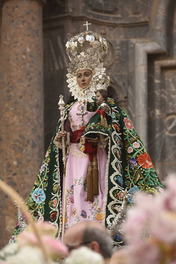 Los huertanos abarrotan la plaza belluga en su tradicional cita matinal con la Patrona de Murcia, que recorrió posteriormente en procesión las principales calles del centro urbano