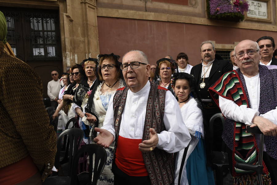 Los huertanos abarrotan la plaza belluga en su tradicional cita matinal con la Patrona de Murcia, que recorrió posteriormente en procesión las principales calles del centro urbano