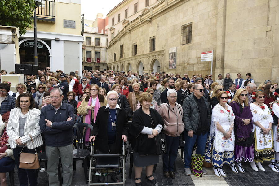 Los huertanos abarrotan la plaza belluga en su tradicional cita matinal con la Patrona de Murcia, que recorrió posteriormente en procesión las principales calles del centro urbano