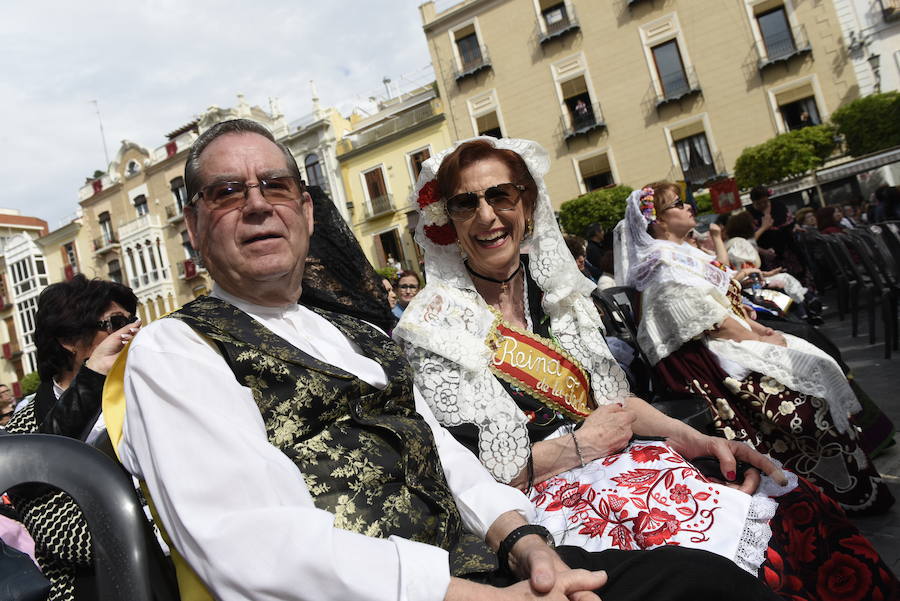 Los huertanos abarrotan la plaza belluga en su tradicional cita matinal con la Patrona de Murcia, que recorrió posteriormente en procesión las principales calles del centro urbano