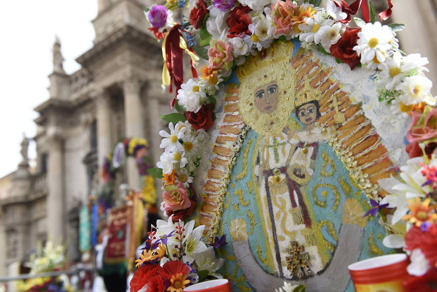 Los huertanos abarrotan la plaza belluga en su tradicional cita matinal con la Patrona de Murcia, que recorrió posteriormente en procesión las principales calles del centro urbano