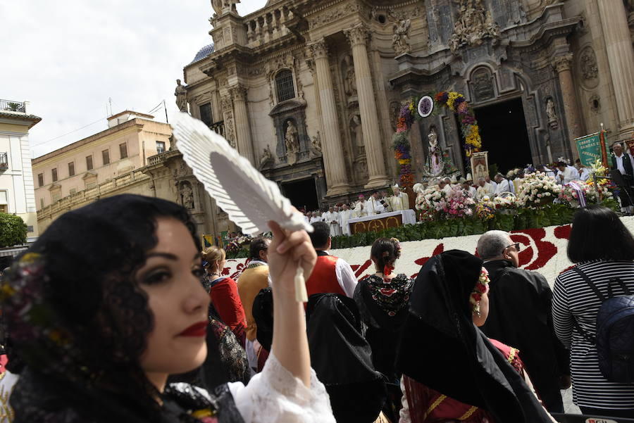 Los huertanos abarrotan la plaza belluga en su tradicional cita matinal con la Patrona de Murcia, que recorrió posteriormente en procesión las principales calles del centro urbano