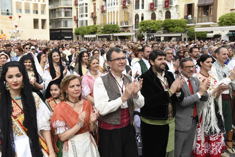 Los huertanos abarrotan la plaza belluga en su tradicional cita matinal con la Patrona de Murcia, que recorrió posteriormente en procesión las principales calles del centro urbano