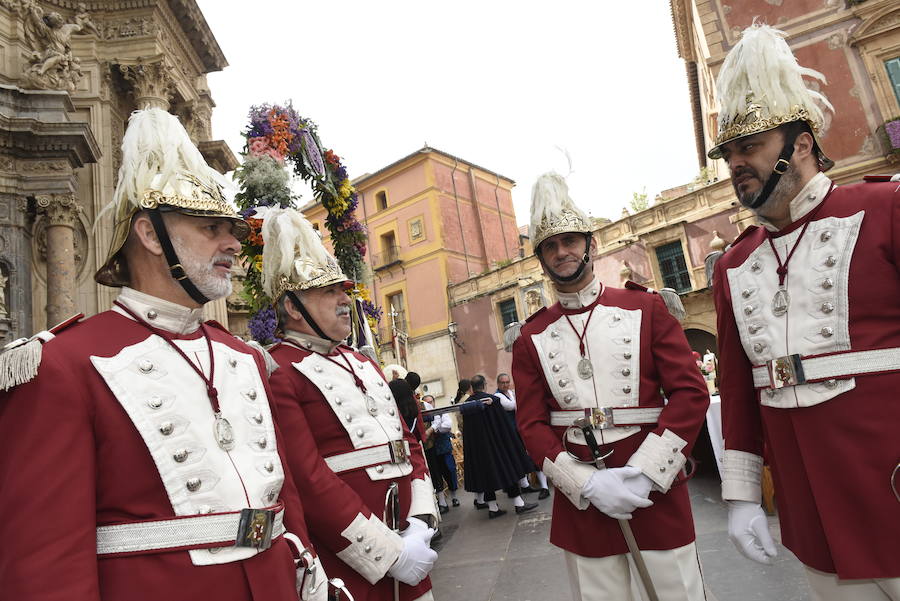 Los huertanos abarrotan la plaza belluga en su tradicional cita matinal con la Patrona de Murcia, que recorrió posteriormente en procesión las principales calles del centro urbano