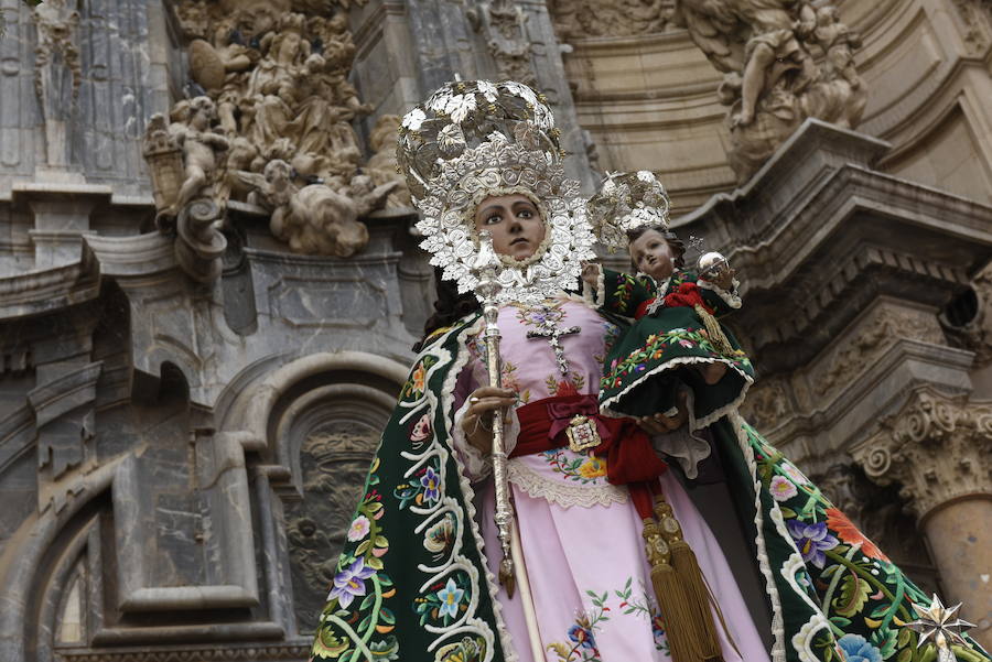 Los huertanos abarrotan la plaza belluga en su tradicional cita matinal con la Patrona de Murcia, que recorrió posteriormente en procesión las principales calles del centro urbano