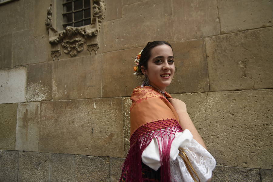 Los huertanos abarrotan la plaza belluga en su tradicional cita matinal con la Patrona de Murcia, que recorrió posteriormente en procesión las principales calles del centro urbano