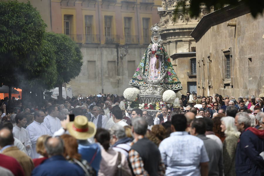 Los huertanos abarrotan la plaza belluga en su tradicional cita matinal con la Patrona de Murcia, que recorrió posteriormente en procesión las principales calles del centro urbano