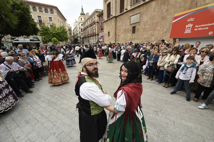 Los huertanos abarrotan la plaza belluga en su tradicional cita matinal con la Patrona de Murcia, que recorrió posteriormente en procesión las principales calles del centro urbano