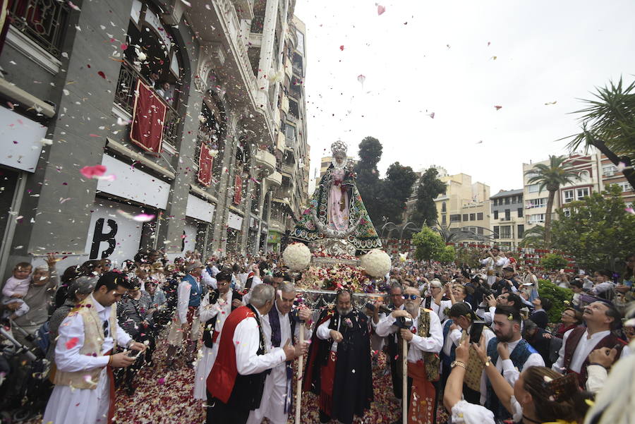 Los huertanos abarrotan la plaza belluga en su tradicional cita matinal con la Patrona de Murcia, que recorrió posteriormente en procesión las principales calles del centro urbano