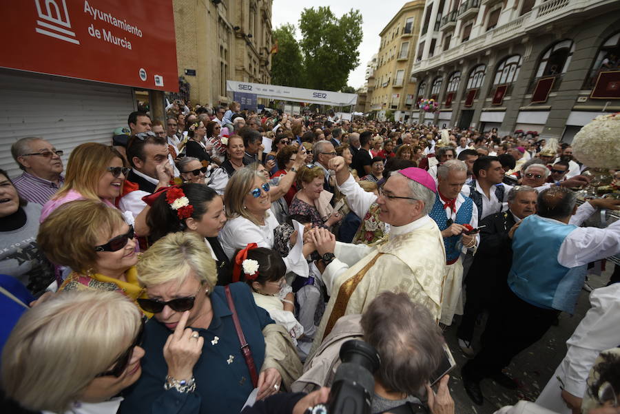 Los huertanos abarrotan la plaza belluga en su tradicional cita matinal con la Patrona de Murcia, que recorrió posteriormente en procesión las principales calles del centro urbano