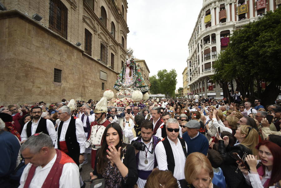 Los huertanos abarrotan la plaza belluga en su tradicional cita matinal con la Patrona de Murcia, que recorrió posteriormente en procesión las principales calles del centro urbano