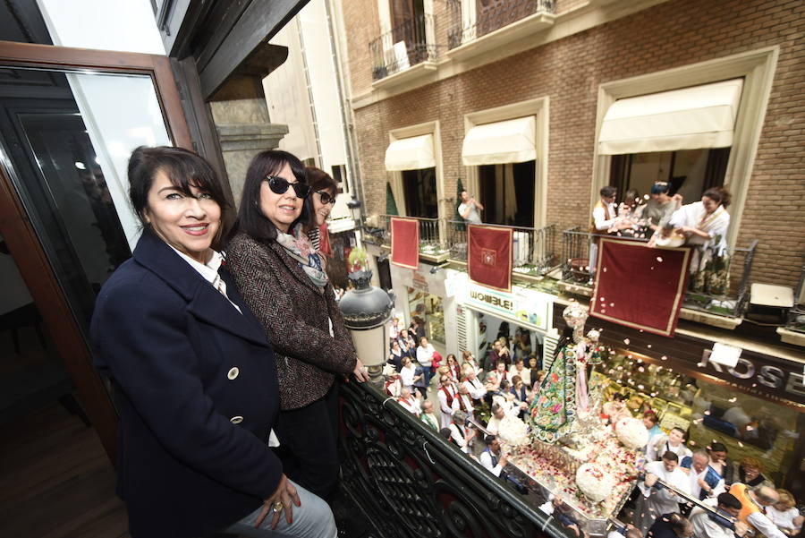 Los huertanos abarrotan la plaza belluga en su tradicional cita matinal con la Patrona de Murcia, que recorrió posteriormente en procesión las principales calles del centro urbano