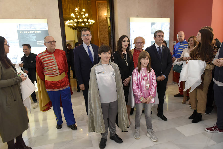 El actor, Gran Pez 2019, y la presentadora Sandra Díez, Doña Sardina, ensalzan el espíritu sardinero durante su presentación como caras visibles del Entierro de este año