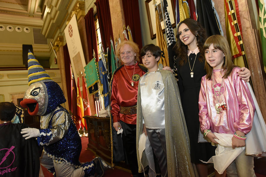 El actor, Gran Pez 2019, y la presentadora Sandra Díez, Doña Sardina, ensalzan el espíritu sardinero durante su presentación como caras visibles del Entierro de este año