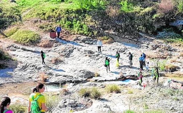Voluntarios limpian la ribera de la cuenca alta del río Mula en una campaña llevada a cabo en el término de Bullas.
