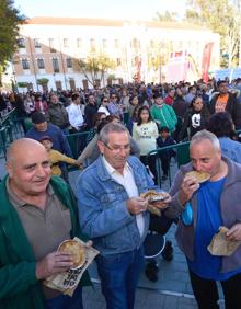 Imagen secundaria 2 - Fiestas de Primavera: El homenaje al pastel de carne reparte más de 8.000 raciones