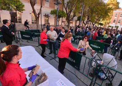 Imagen secundaria 1 - Fiestas de Primavera: El homenaje al pastel de carne reparte más de 8.000 raciones