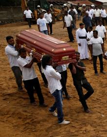 Imagen secundaria 2 - Sepelio por los atentados cometidos el Domingo de Resurrección en Sri Lanka.