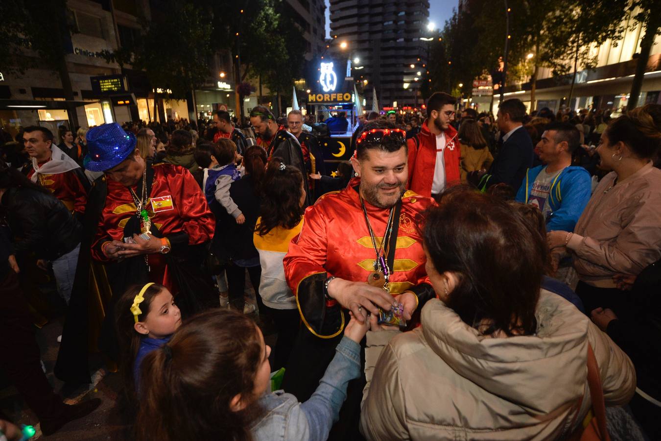 Más de 300 niños deleitan al público en el primer desfile de los sardineros protagonizado por escolares