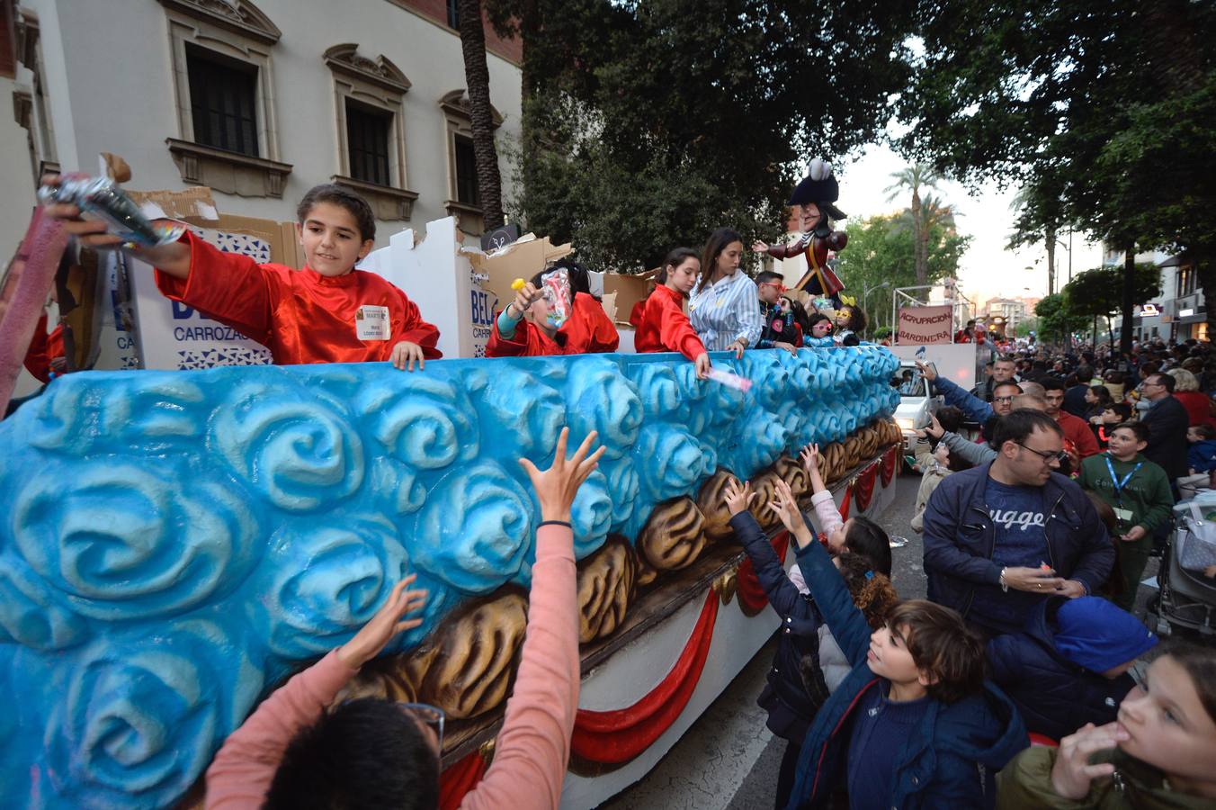 Más de 300 niños deleitan al público en el primer desfile de los sardineros protagonizado por escolares