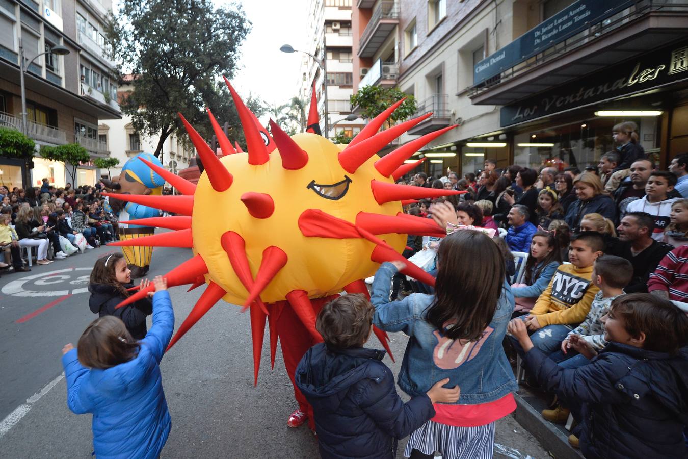 Más de 300 niños deleitan al público en el primer desfile de los sardineros protagonizado por escolares