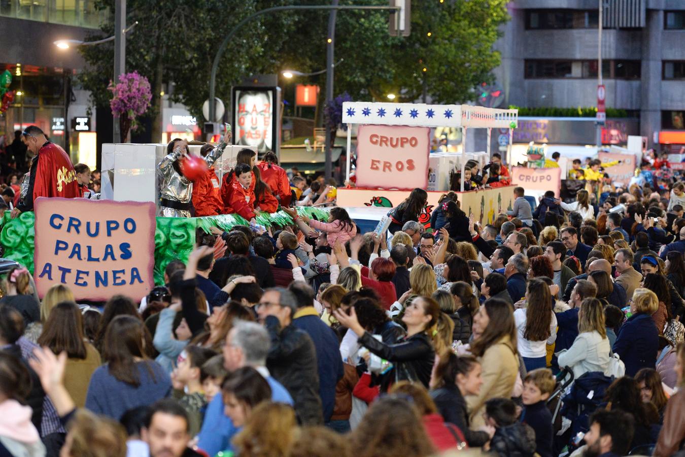 Más de 300 niños deleitan al público en el primer desfile de los sardineros protagonizado por escolares