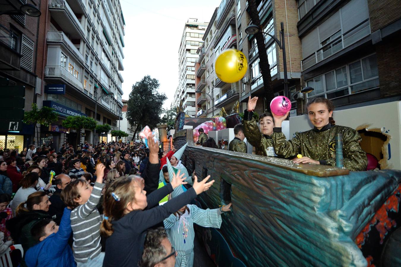 Más de 300 niños deleitan al público en el primer desfile de los sardineros protagonizado por escolares