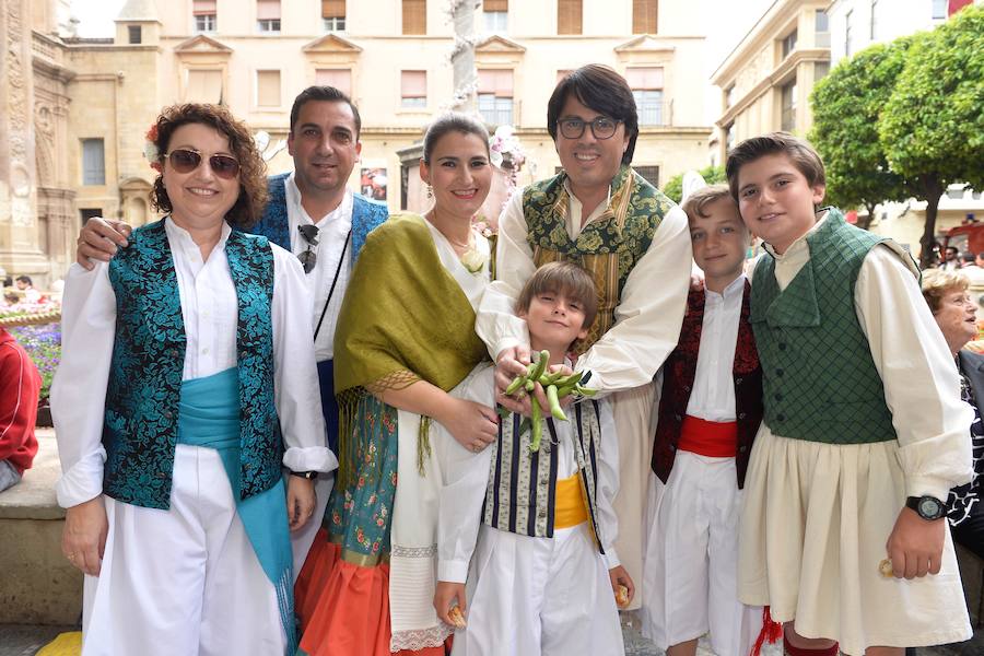 La lluvia no impidió que miles de huertanos tomaran las calles de Murcia en el día grande de las FIestas de Primavera