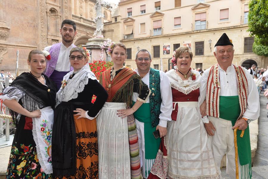 La lluvia no impidió que miles de huertanos tomaran las calles de Murcia en el día grande de las FIestas de Primavera