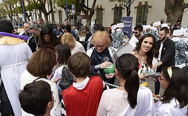 El Gran Pez y Doña Sardina entregaron juguetes a los menores de los centros de acogida