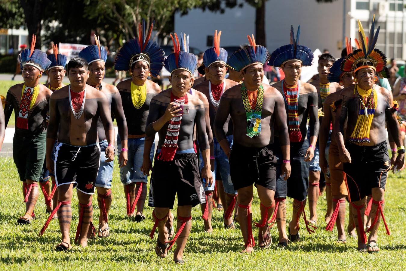 Indios de todo Brasil llegan a Brasilia para participar en la 15ª edición del Campamento Tierra Libre y protestar contra las políticas del presidente brasileño, Jair Bolsonaro. 
